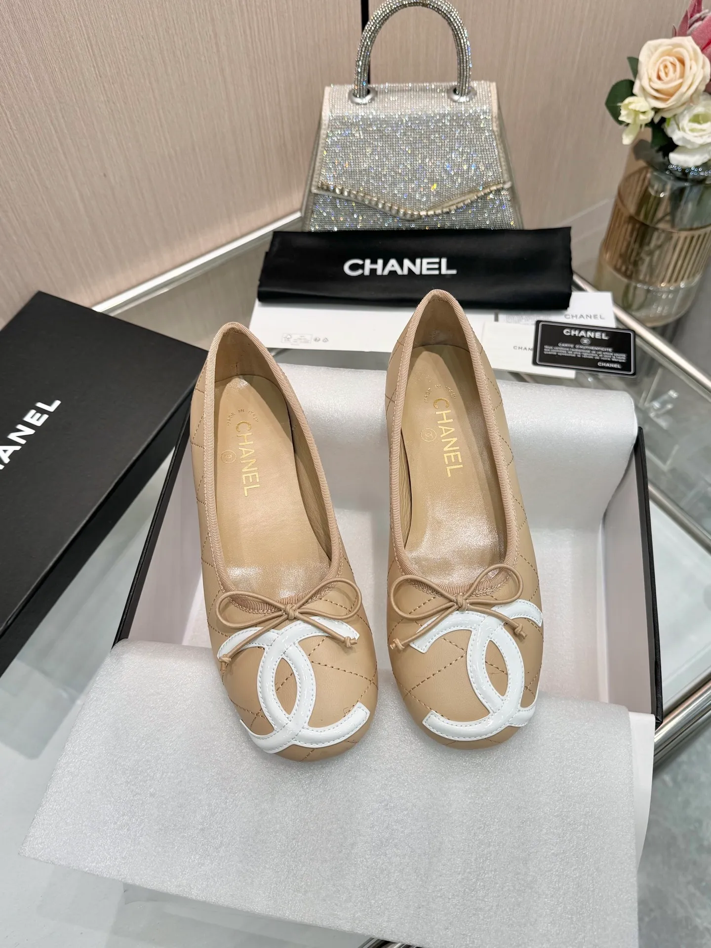👟👟Ex-factory price 500👟👟 | ²⁰²5 𝐬𝐬 🤍🤎𝐂𝐇𝐀𝐍𝐄𝐋Chanel 26A catwalk style handmade Mary Jane women's shoes. Ballet shoes are so amazing, the bow pattern is so cute! Even if I don’t wear flat shoes, I can’t resist the temptation! The second recommended pair of Chanel logo women's shoes has great texture and is versatile. It is made of lambskin and has an original two-color outsole. Size: 35-40 (41 can be customized and cannot be returned or exchanged)